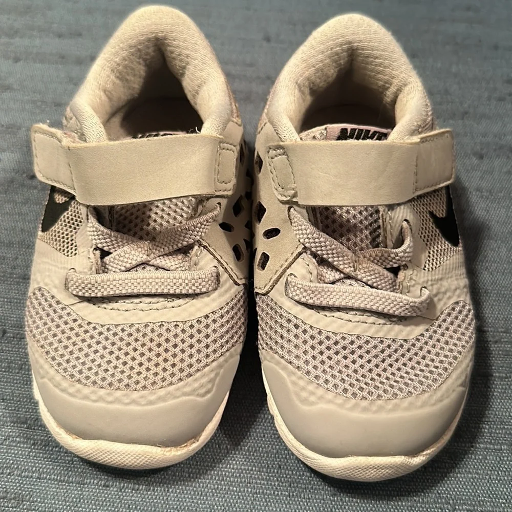 Gray Nike baby boy shoes - Picture 2 of 7